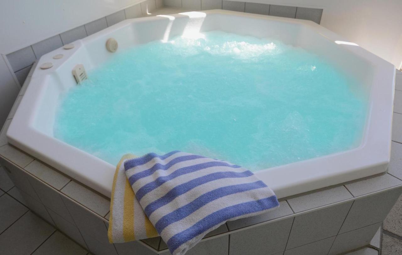 Kranich Ferienhaeuser Mit Innenpool 호헨도르프 외부 사진